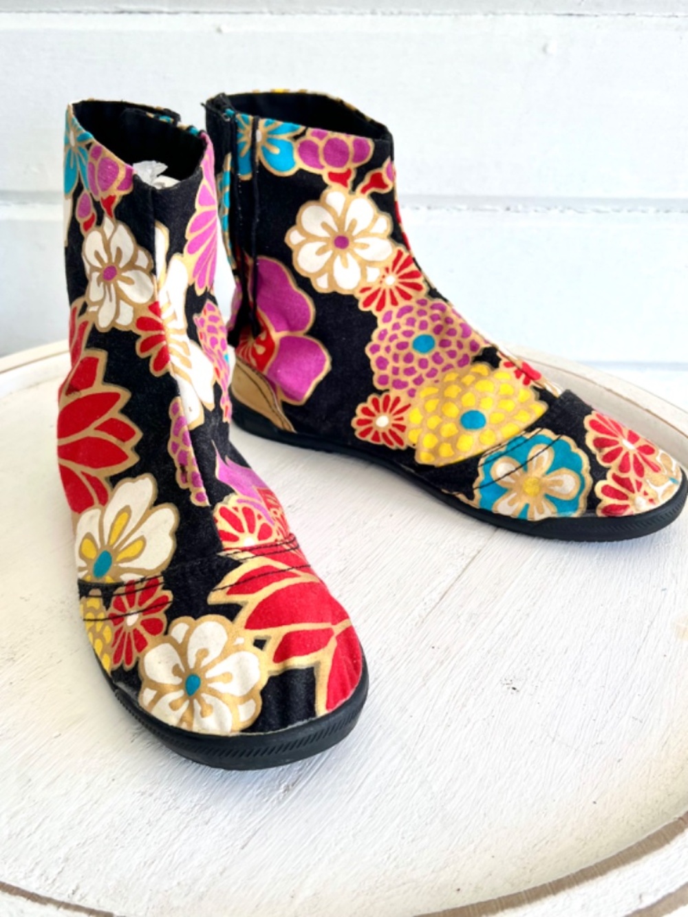 SOU-SOU Japan Marugo Round Toed Tabi Shoes in Gold Damask - 8.5 Womens